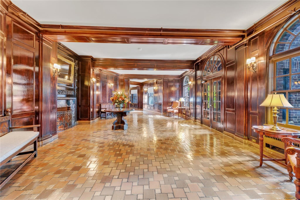 15 of 23 - 8 Barstow Road 3e, Great Neck, NY
