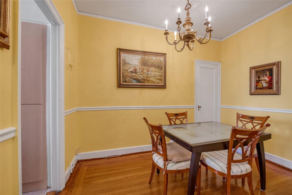 7 of 23 - 8 Barstow Road 3e, Great Neck, NY