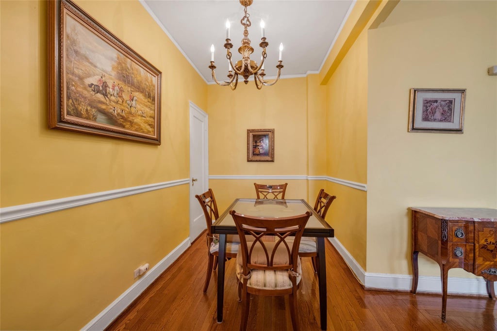 8 of 23 - 8 Barstow Road 3e, Great Neck, NY