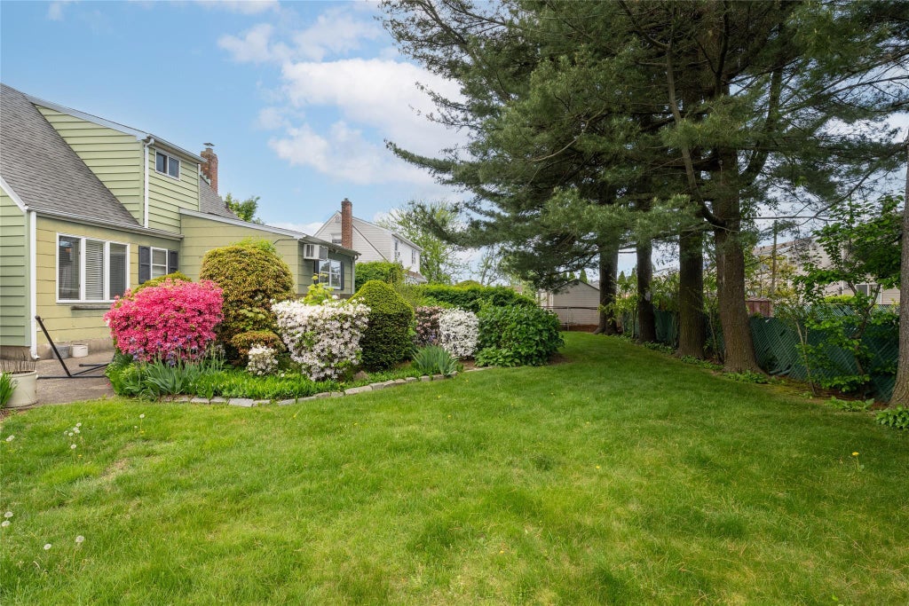 18 of 23 - 1025 Mirabelle Avenue, Westbury, NY