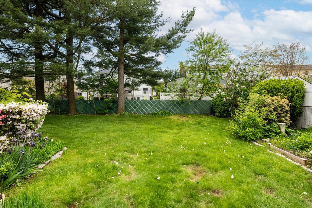19 of 23 - 1025 Mirabelle Avenue, Westbury, NY