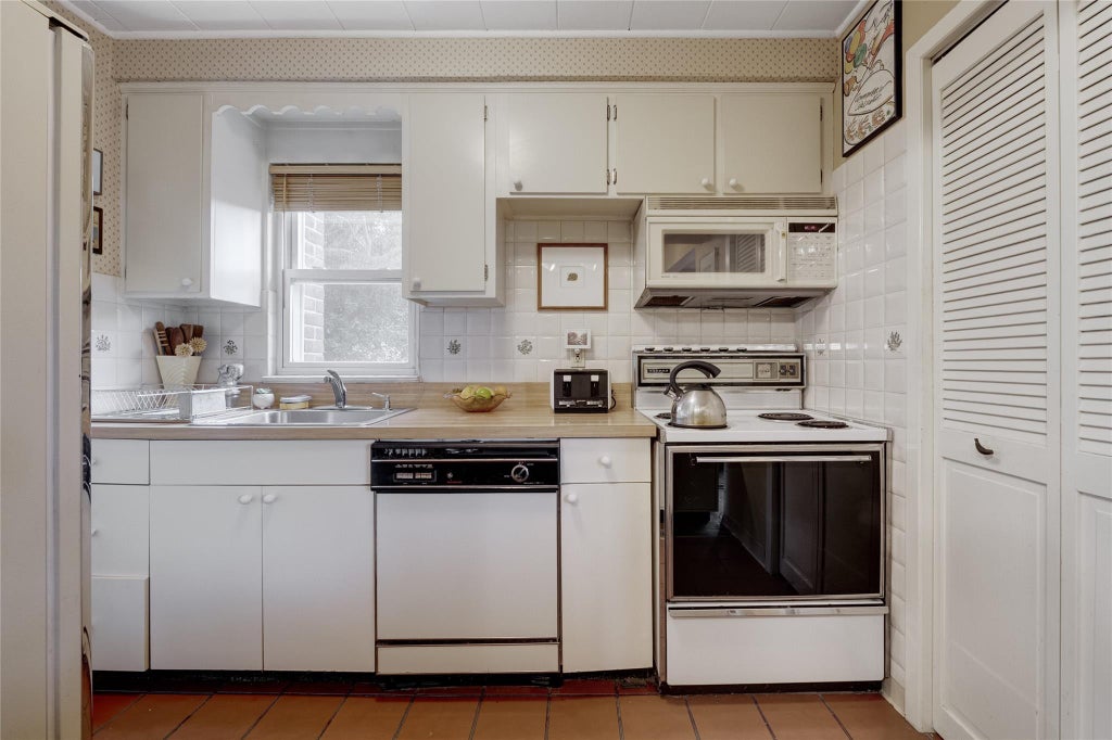 7 of 23 - 1025 Mirabelle Avenue, Westbury, NY