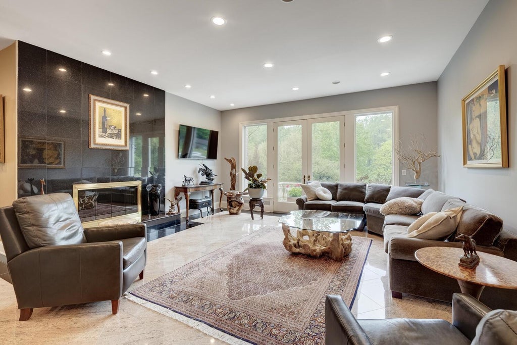 10 of 38 - 86 Old Tappen Road, Locust Valley, NY