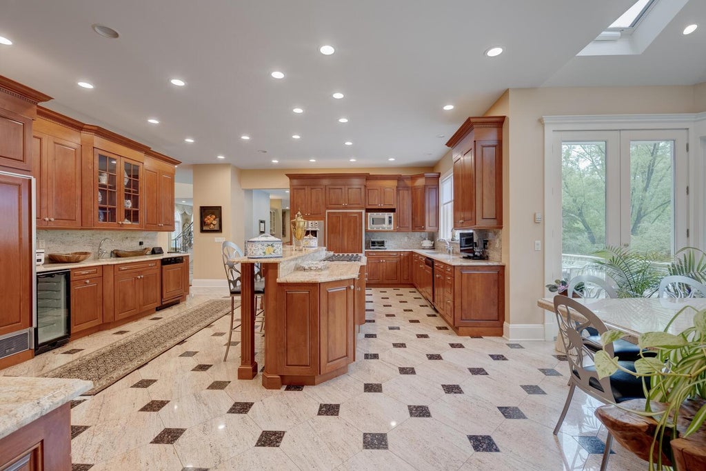 11 of 38 - 86 Old Tappen Road, Locust Valley, NY