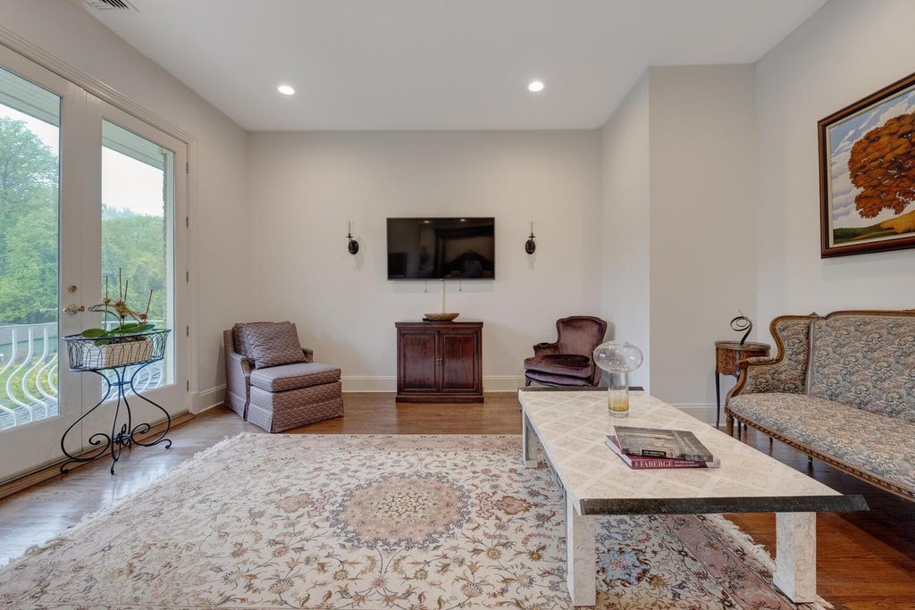 16 of 38 - 86 Old Tappen Road, Locust Valley, NY