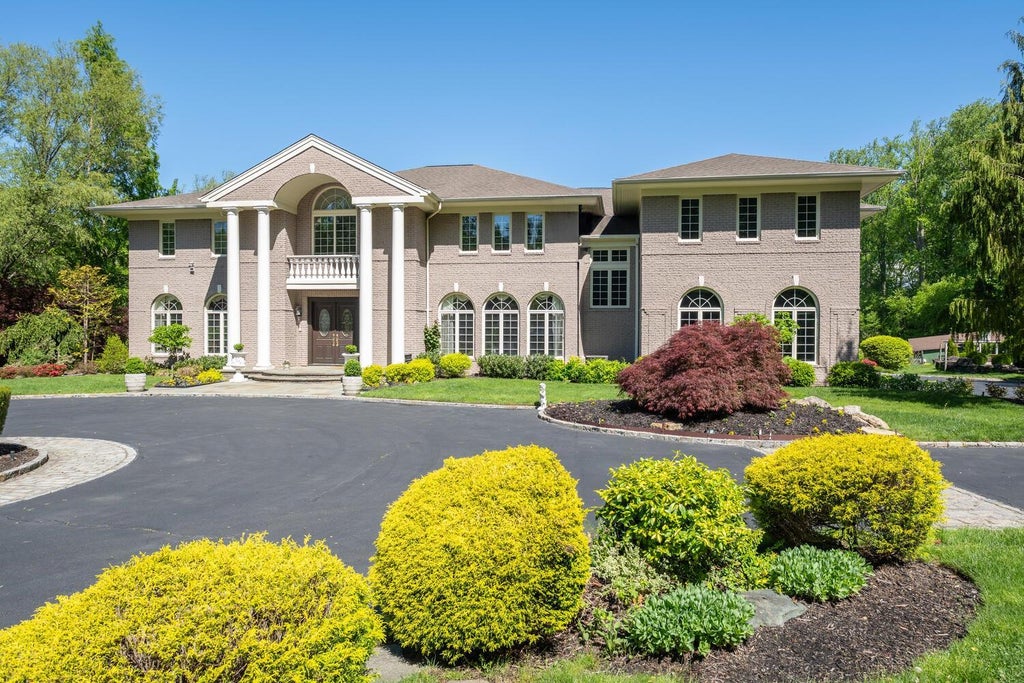 1 of 38 - 86 Old Tappen Road, Locust Valley, NY