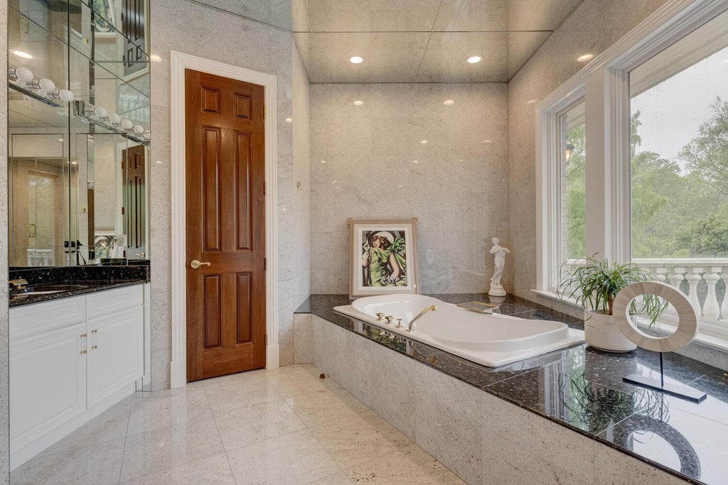 19 of 38 - 86 Old Tappen Road, Locust Valley, NY