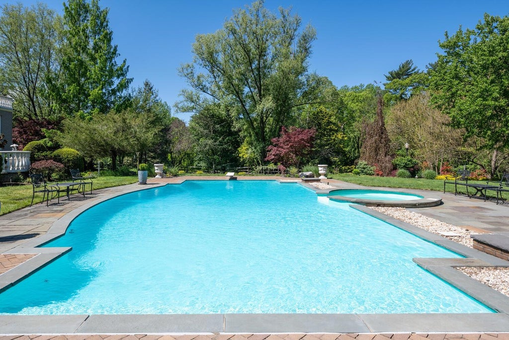 26 of 38 - 86 Old Tappen Road, Locust Valley, NY