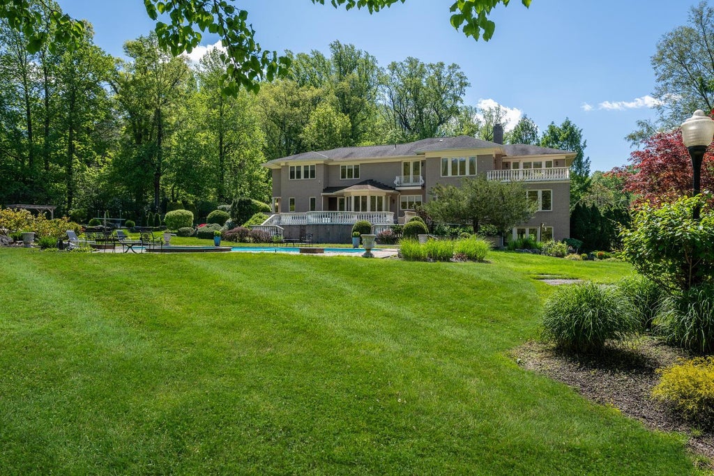 28 of 38 - 86 Old Tappen Road, Locust Valley, NY