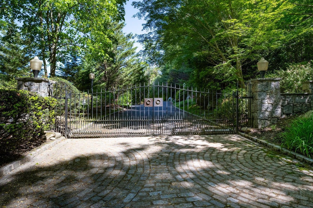 35 of 38 - 86 Old Tappen Road, Locust Valley, NY