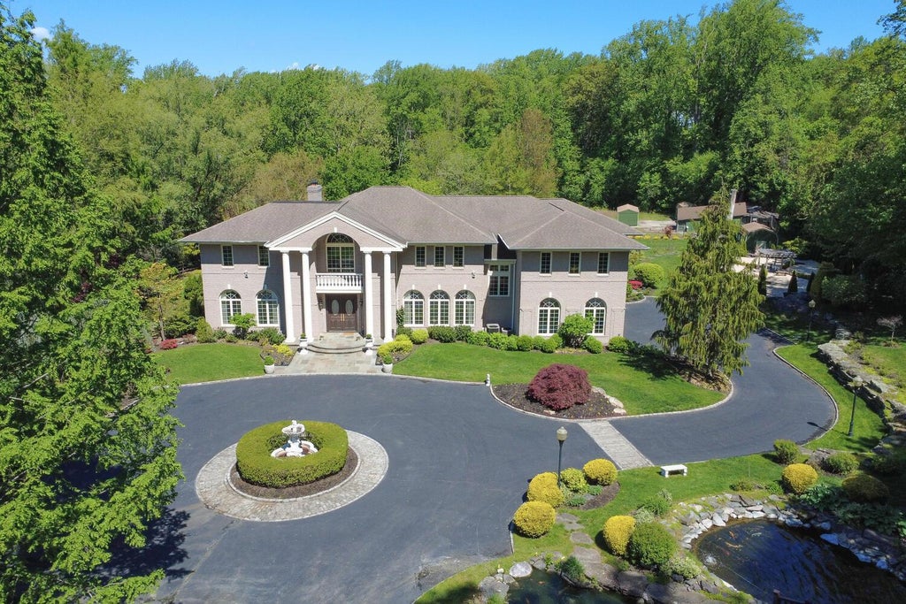 36 of 38 - 86 Old Tappen Road, Locust Valley, NY