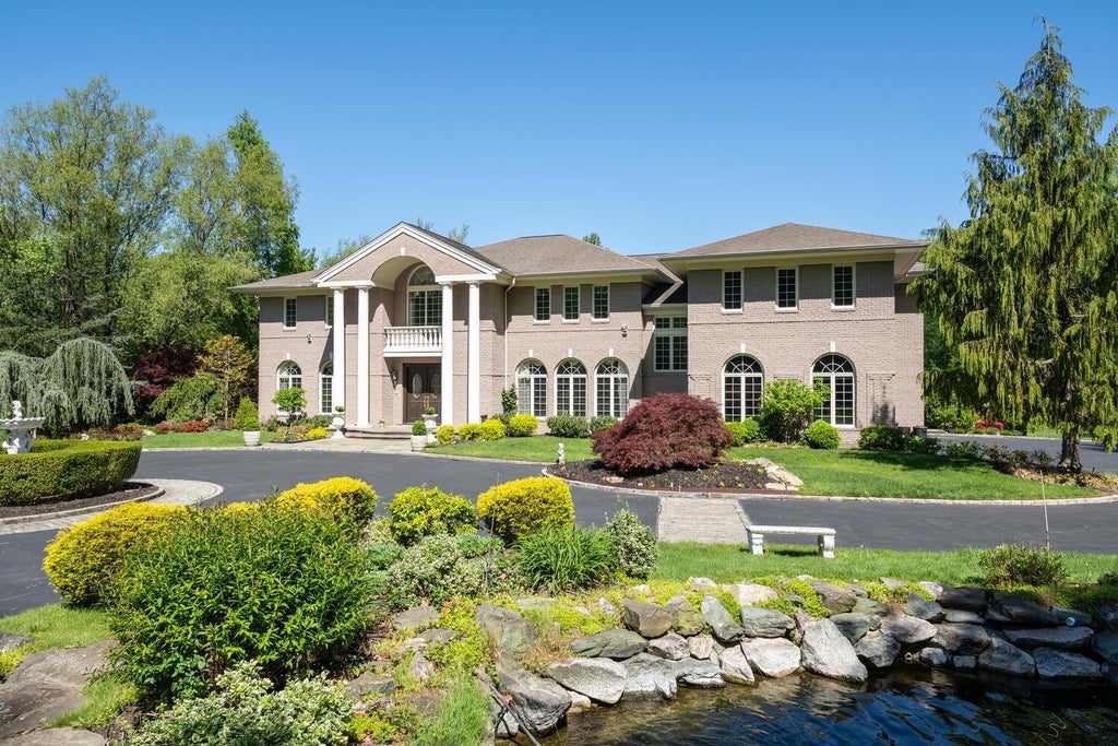 37 of 38 - 86 Old Tappen Road, Locust Valley, NY