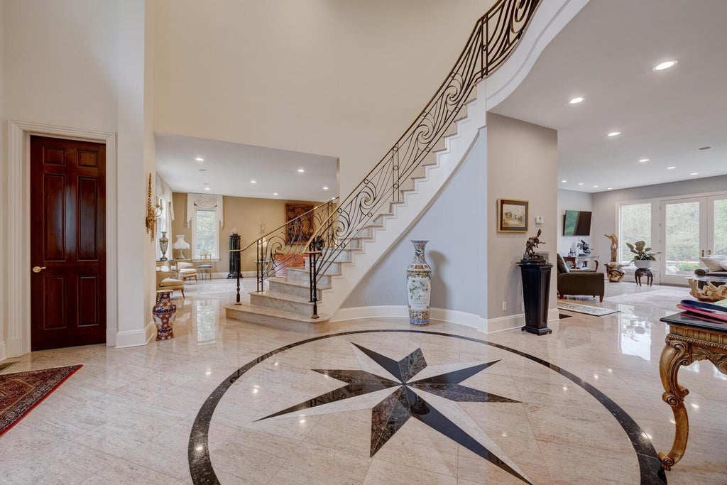 4 of 38 - 86 Old Tappen Road, Locust Valley, NY