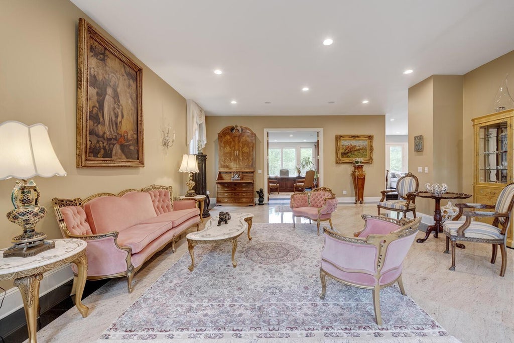 5 of 38 - 86 Old Tappen Road, Locust Valley, NY