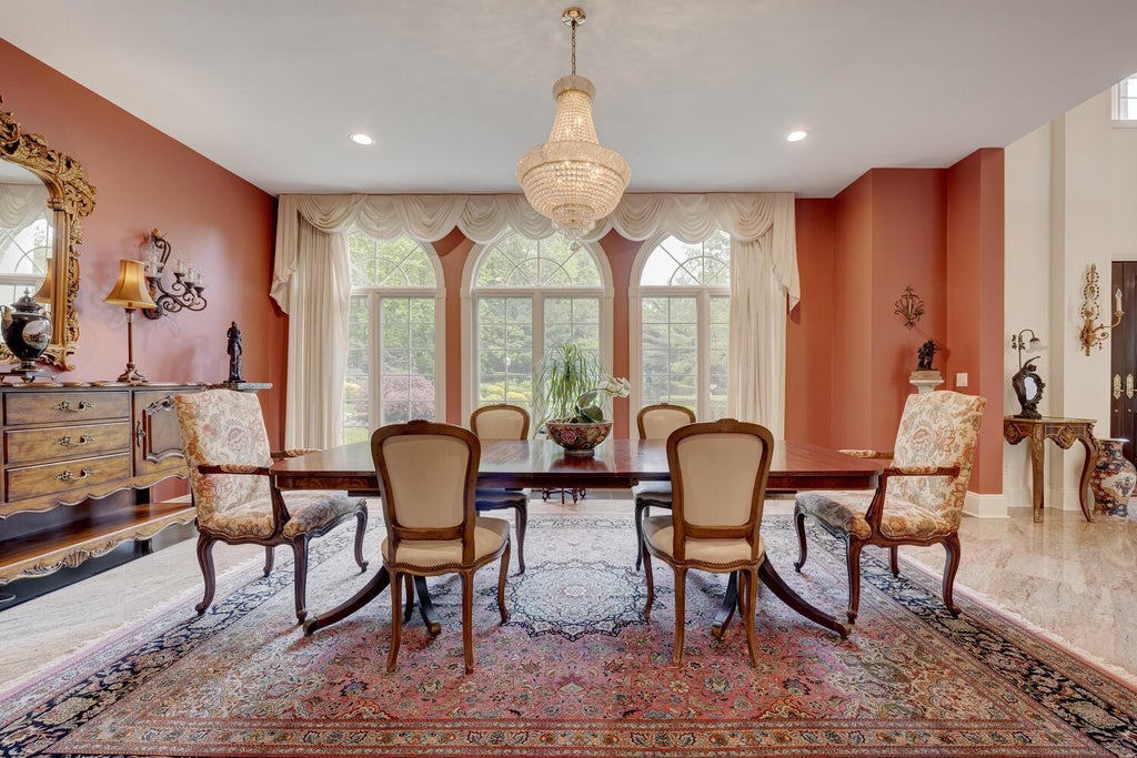 6 of 38 - 86 Old Tappen Road, Locust Valley, NY