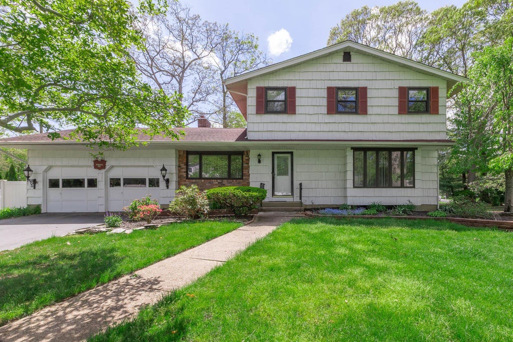 1 of 21 - 284 Bow Drive, Hauppauge, NY