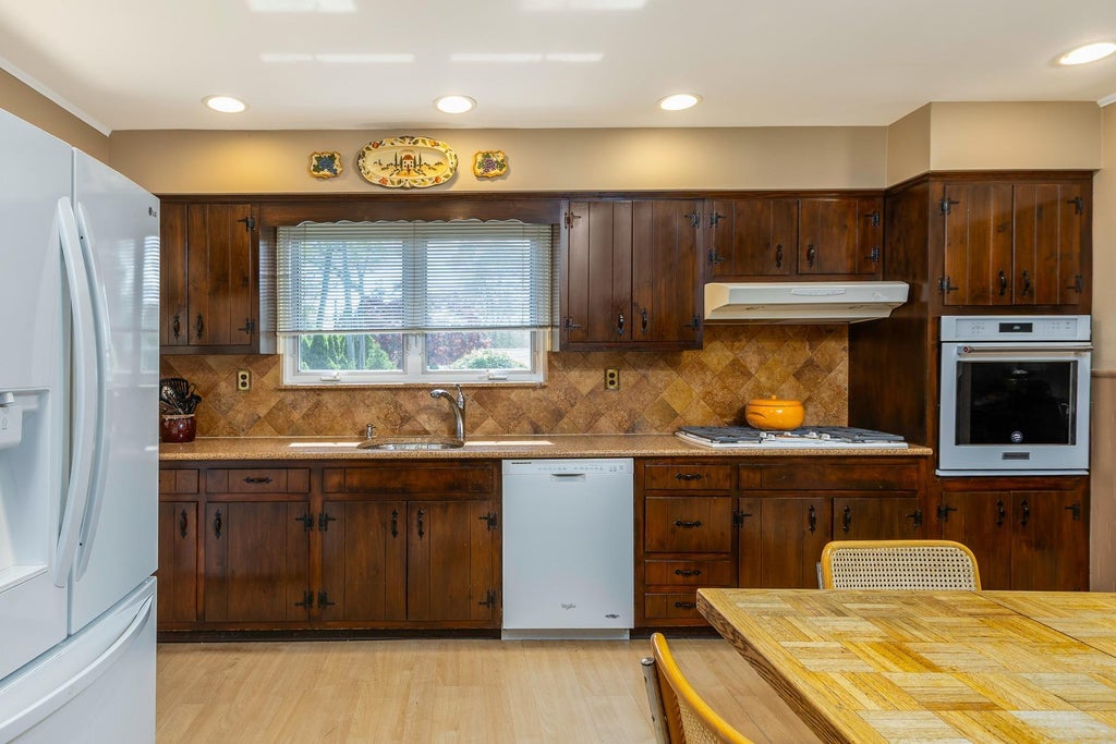 9 of 21 - 284 Bow Drive, Hauppauge, NY