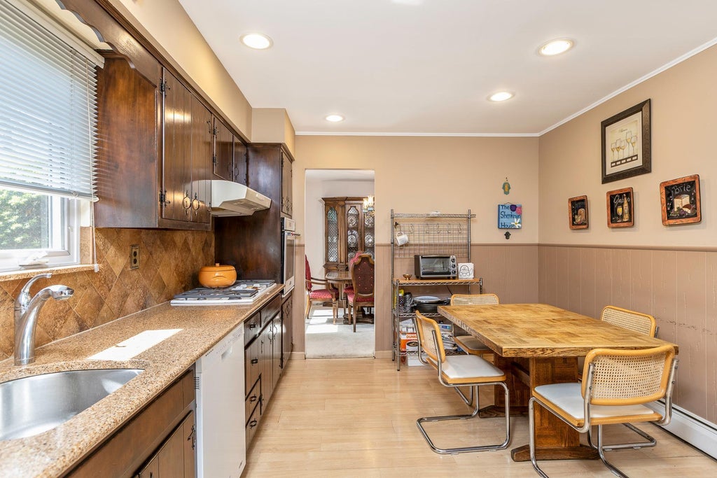 10 of 21 - 284 Bow Drive, Hauppauge, NY