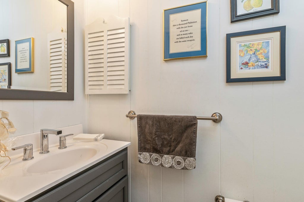 11 of 21 - 284 Bow Drive, Hauppauge, NY