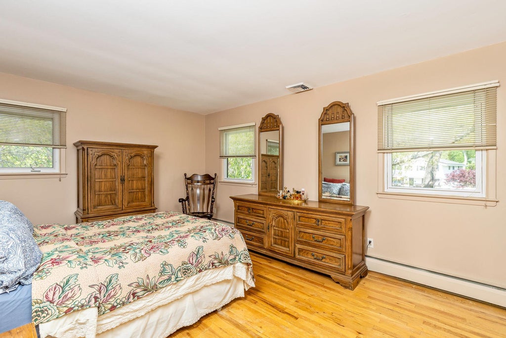 12 of 21 - 284 Bow Drive, Hauppauge, NY