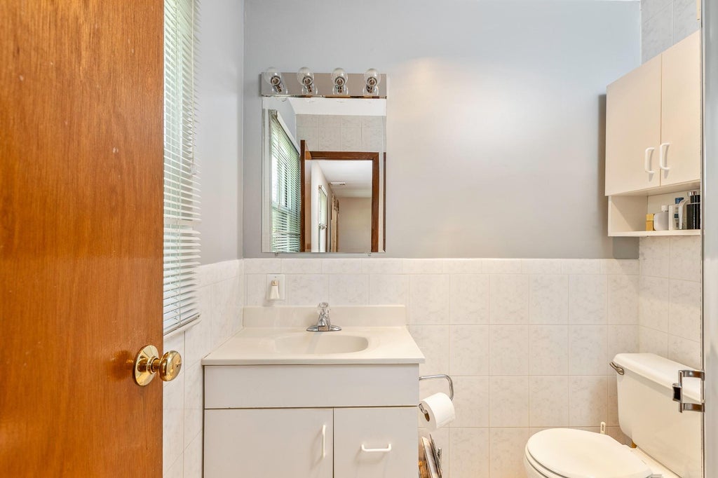 13 of 21 - 284 Bow Drive, Hauppauge, NY