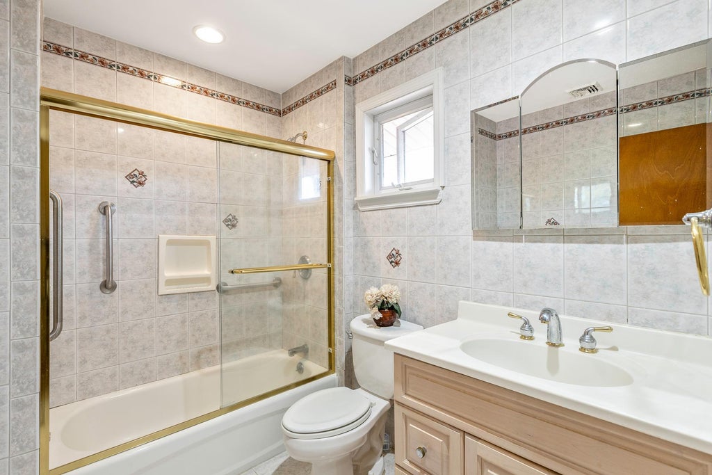 15 of 21 - 284 Bow Drive, Hauppauge, NY