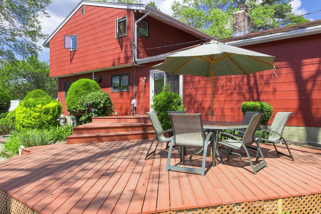 17 of 21 - 284 Bow Drive, Hauppauge, NY