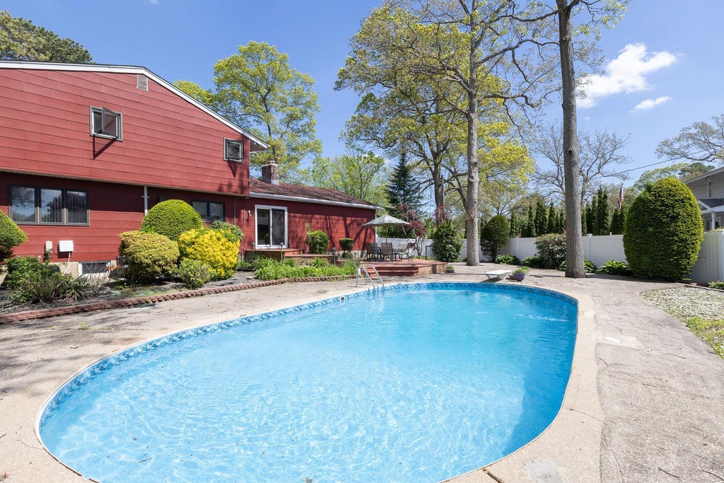 18 of 21 - 284 Bow Drive, Hauppauge, NY