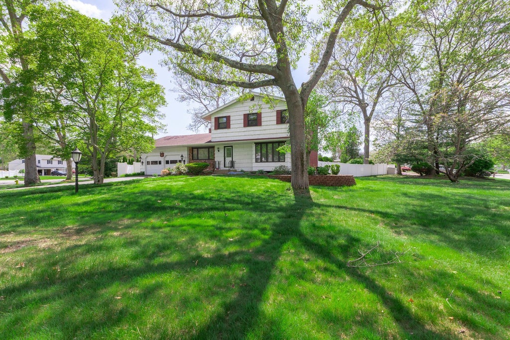 1 of 21 - 284 Bow Drive, Hauppauge, NY