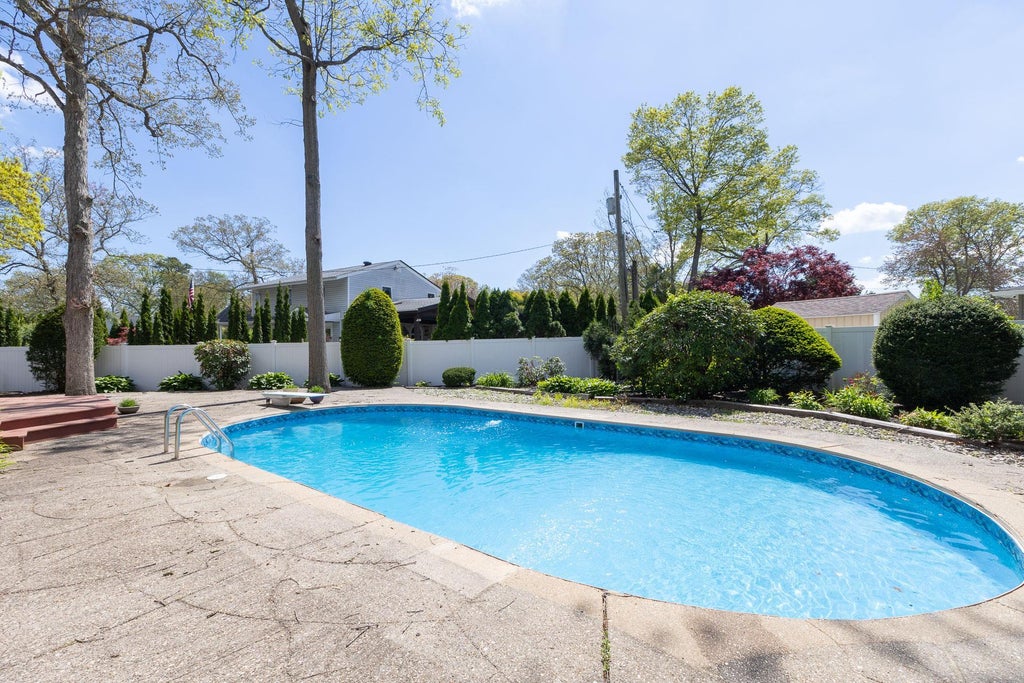 19 of 21 - 284 Bow Drive, Hauppauge, NY