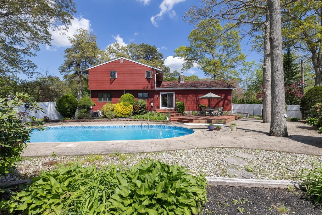 20 of 21 - 284 Bow Drive, Hauppauge, NY