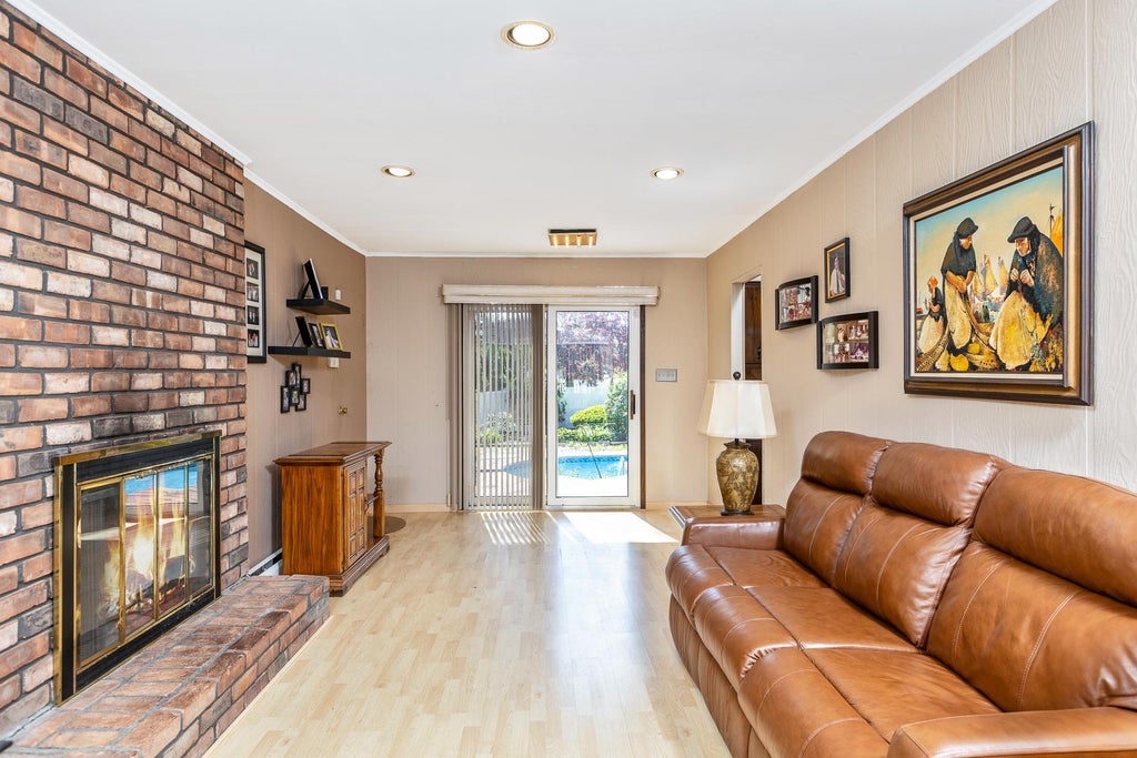 6 of 21 - 284 Bow Drive, Hauppauge, NY