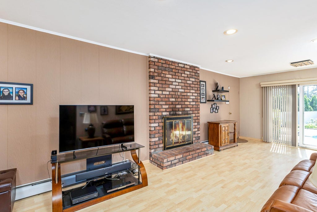 7 of 21 - 284 Bow Drive, Hauppauge, NY