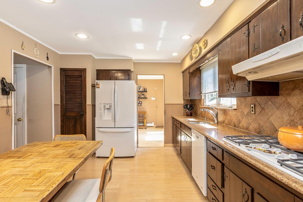 8 of 21 - 284 Bow Drive, Hauppauge, NY