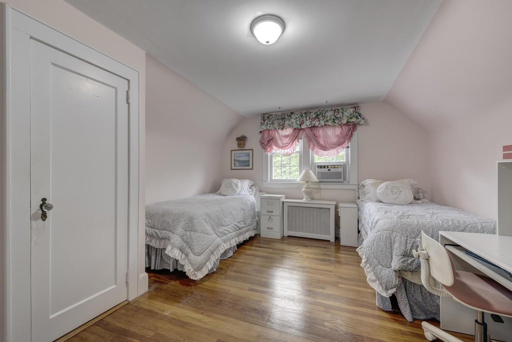 17 of 24 - 189 Meadowsweet Road, Mineola, NY