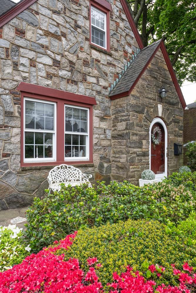1 of 24 - 189 Meadowsweet Road, Mineola, NY