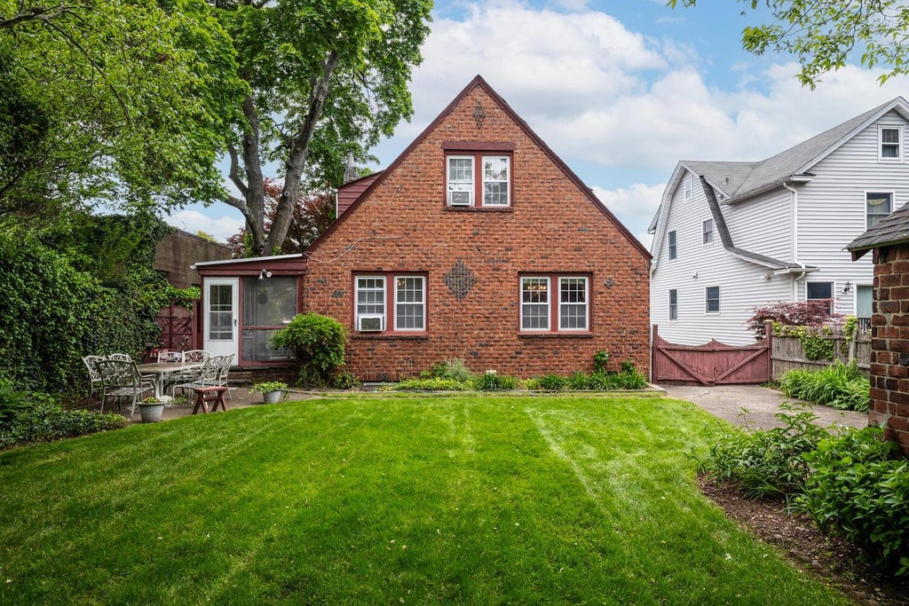 21 of 24 - 189 Meadowsweet Road, Mineola, NY