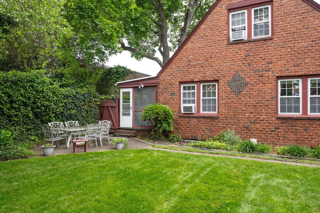 22 of 24 - 189 Meadowsweet Road, Mineola, NY