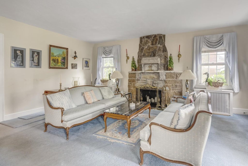 3 of 24 - 189 Meadowsweet Road, Mineola, NY