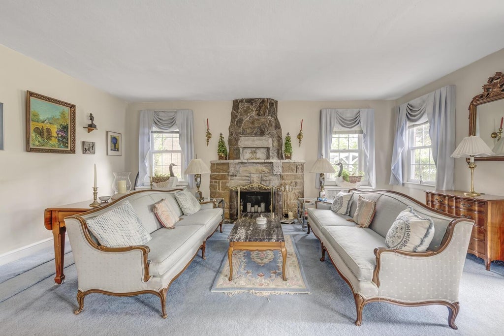 4 of 24 - 189 Meadowsweet Road, Mineola, NY