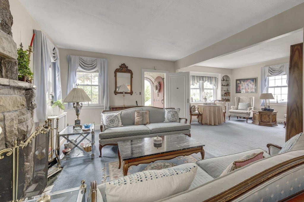 5 of 24 - 189 Meadowsweet Road, Mineola, NY