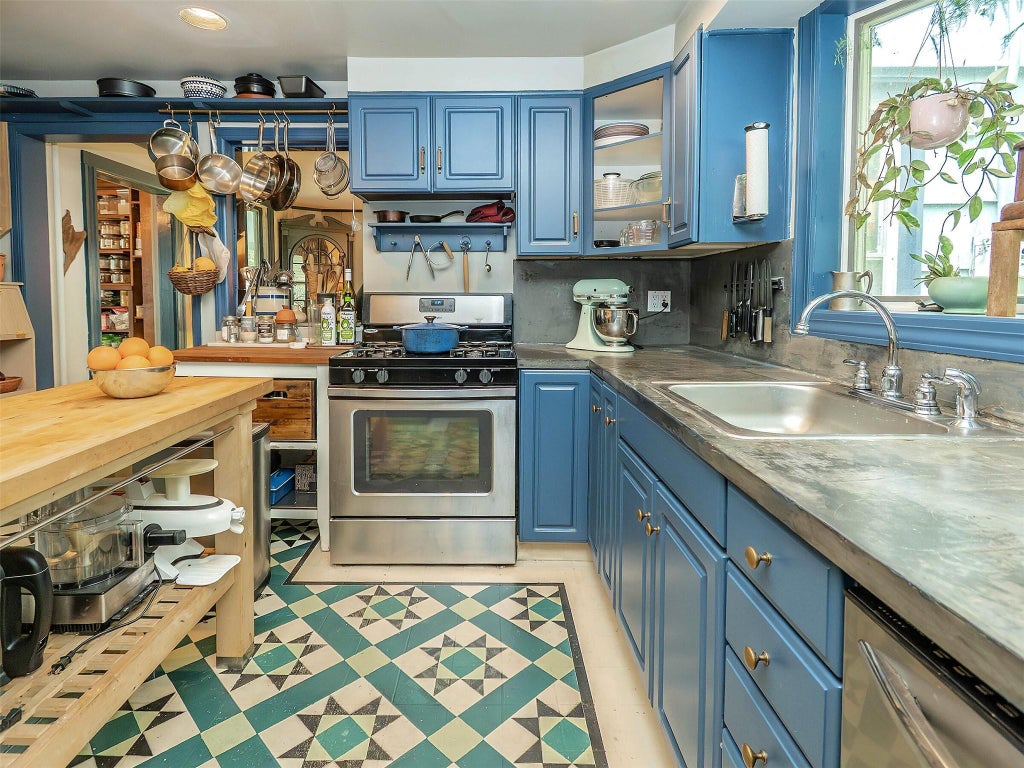 6 of 41 - 71 Park Place, Sea Cliff, NY