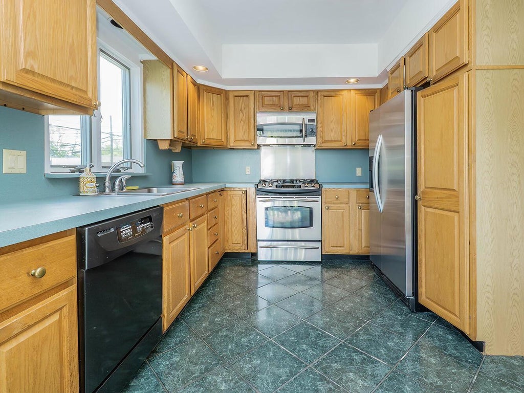 17 of 38 - 8 Glen Avenue, Sea Cliff, NY