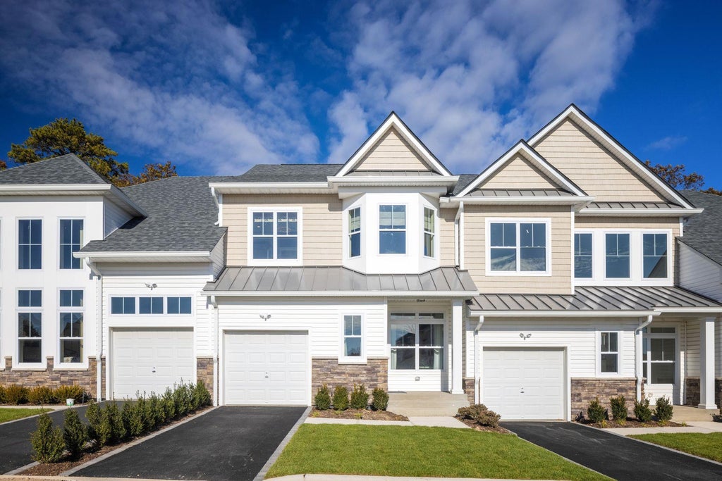 1 of 18 - 1239 Old Nichols Road 44, Islandia, NY