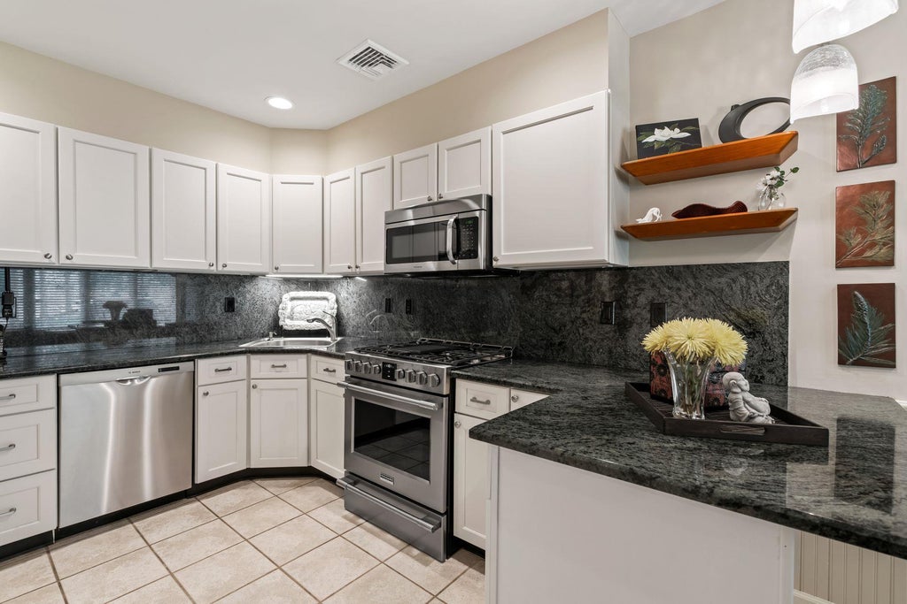 9 of 29 - 6 Insbrook Court, Huntington, NY