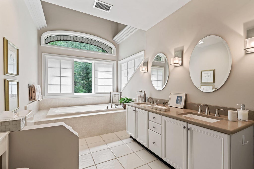 17 of 29 - 6 Insbrook Court, Huntington, NY