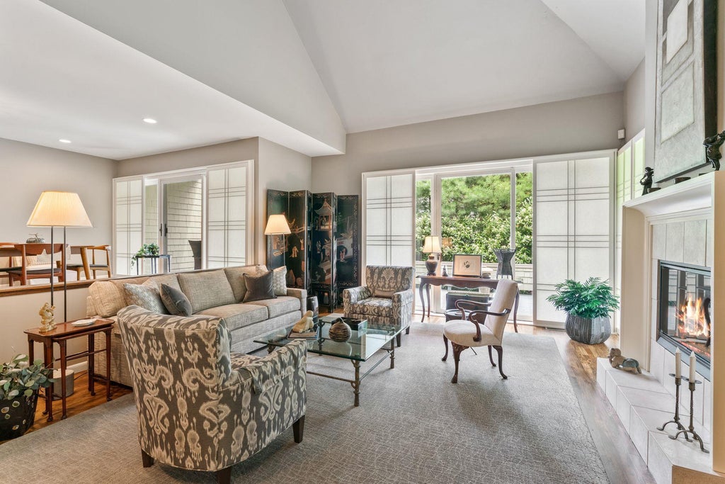 4 of 29 - 6 Insbrook Court, Huntington, NY
