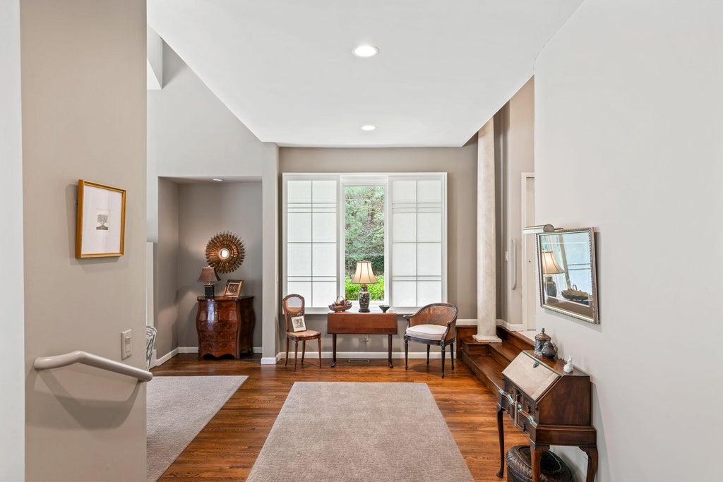 8 of 29 - 6 Insbrook Court, Huntington, NY