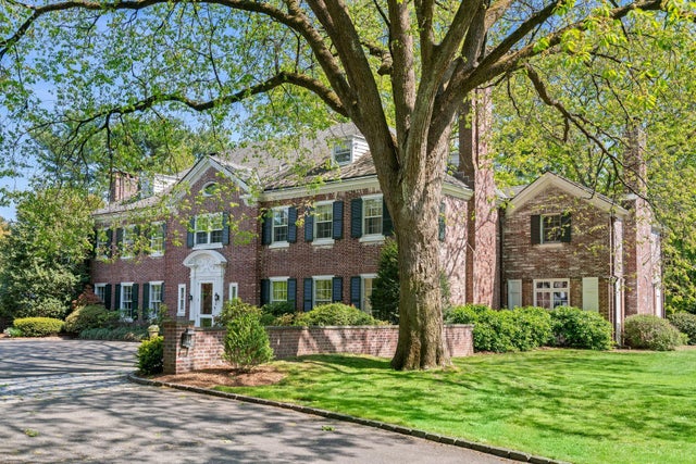 11 Meadow Spring Road, Glen Cove