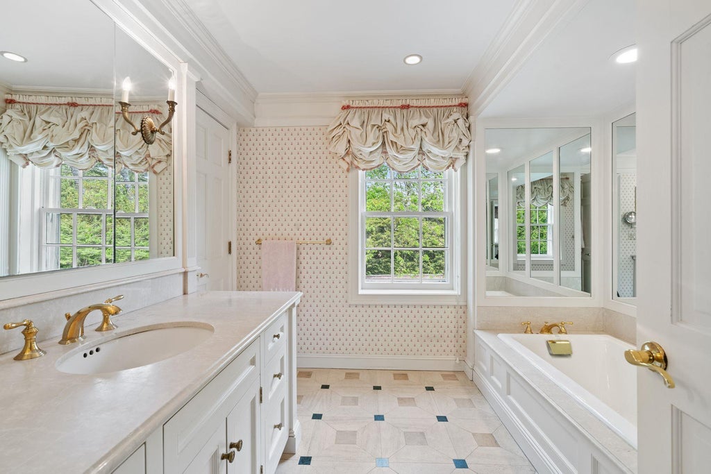 17 of 37 - 11 Meadow Spring Road, Glen Cove, NY